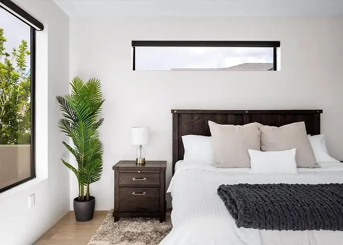 New Modern 3br & Loft- Heated Pool, Near Airport *