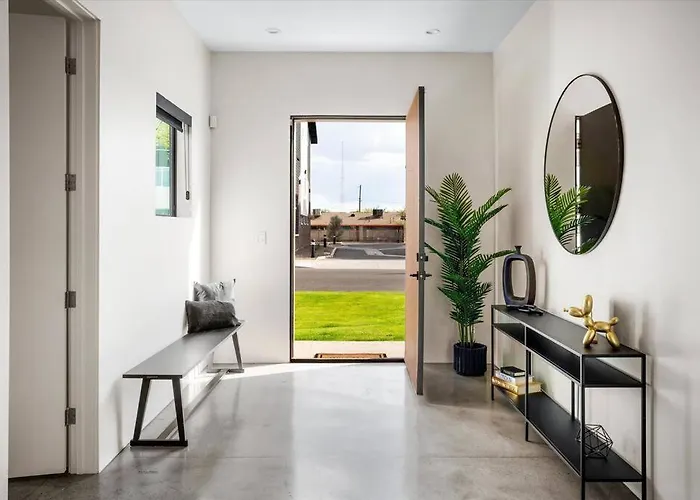 New Modern 3br & Loft- Heated Pool, Near Airport Phoenix