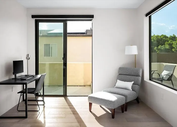 New Modern 3br & Loft- Heated Pool, Near Airport