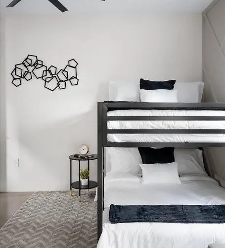 Ferienhaus New Modern 3br & Loft- Heated Pool, Near Airport