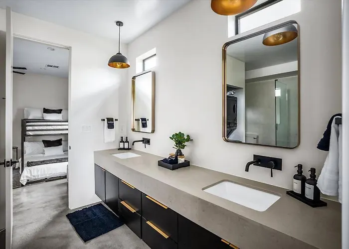 Ferienhaus New Modern 3br & Loft- Heated Pool, Near Airport