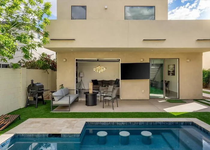 New Modern 3br & Loft- Heated Pool, Near Airport Ferienhaus *