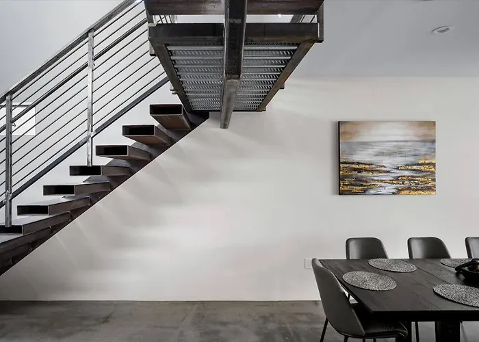 New Modern 3br & Loft- Heated Pool, Near Airport *