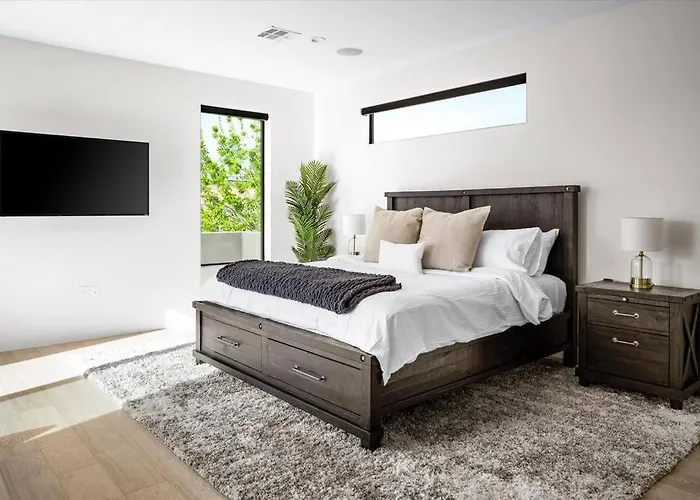 New Modern 3br & Loft- Heated Pool, Near Airport Ferienhaus *