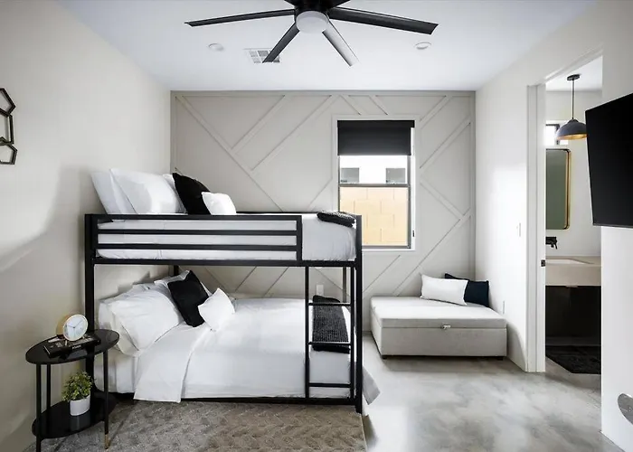 New Modern 3br & Loft- Heated Pool, Near Airport *