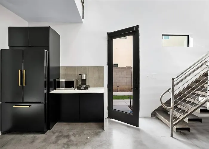 New Modern 3br & Loft- Heated Pool, Near Airport *