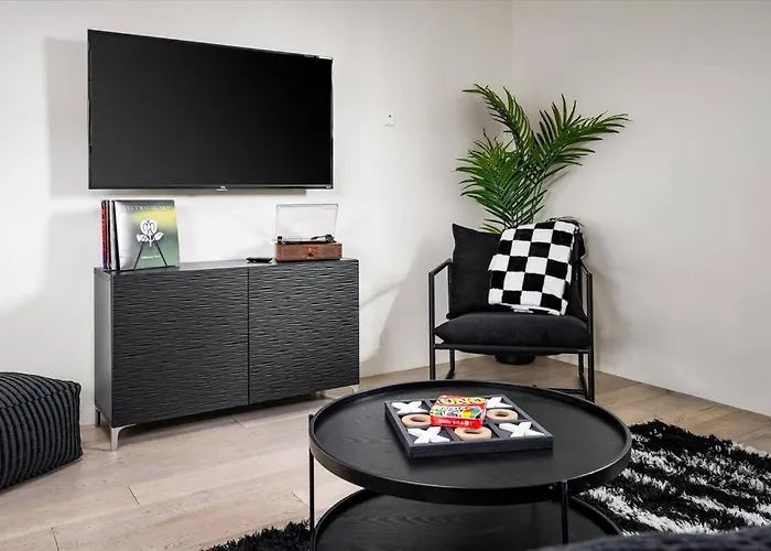 New Modern 3br & Loft- Heated Pool, Near Airport Ferienhaus