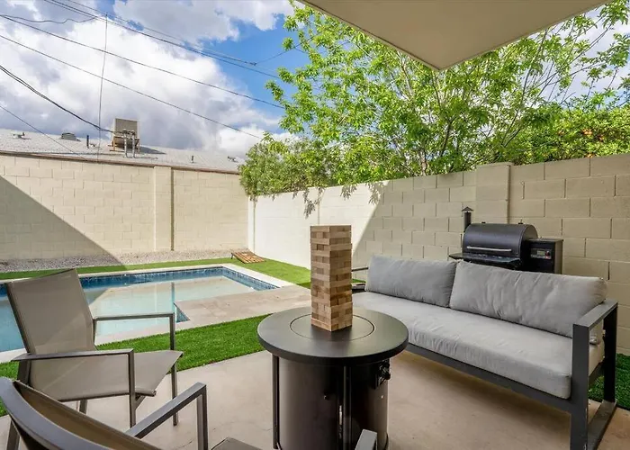 New Modern 3br & Loft- Heated Pool, Near Airport Ferienhaus